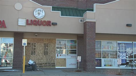 Aurora liquor store hit by thieves twice in 2 days